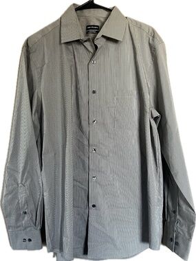 Van Heusen Gray Pinstripe Dress Shirt.
Stain Shield. Regular Fit. Size Large.